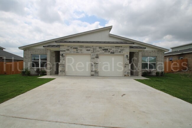 Building Photo - Modern New Construction Duplex
