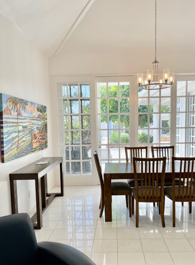 table seats 8 people - 335 Wailupe Cir