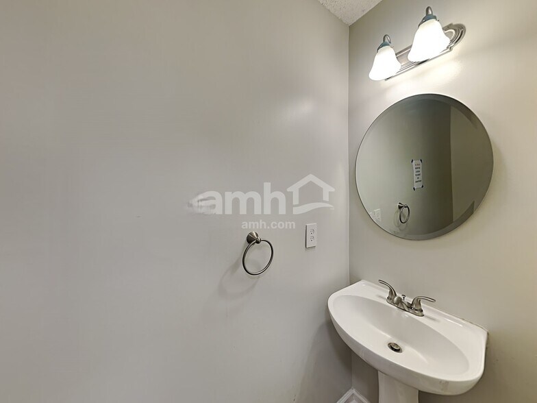 Building Photo - 8836 Laurel Run Dr