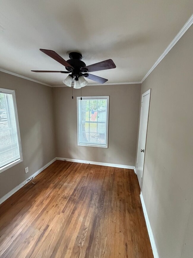 Building Photo - 4 bed 1 bath home