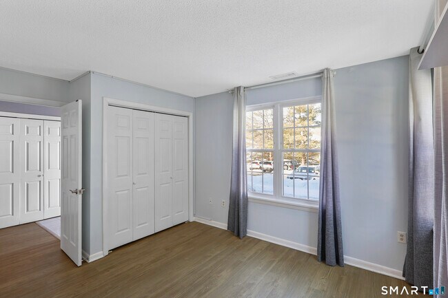 Building Photo - 107 Country Club Ct