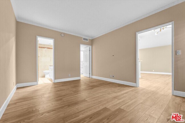 Building Photo - 1131 Alta Loma Rd