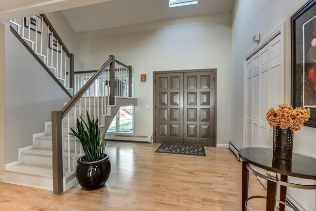 Building Photo - 11 Beethoven Ave