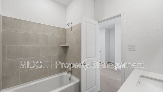 Building Photo - 1304 Apron Trl