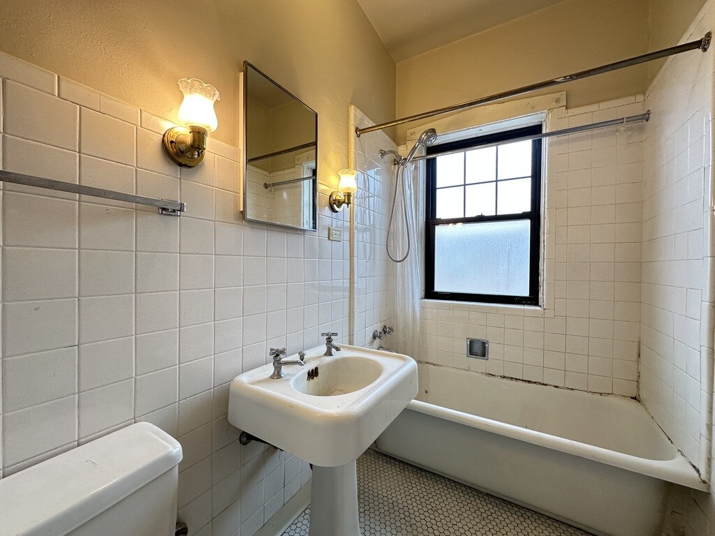 Building Photo - 1322 Oak Ave