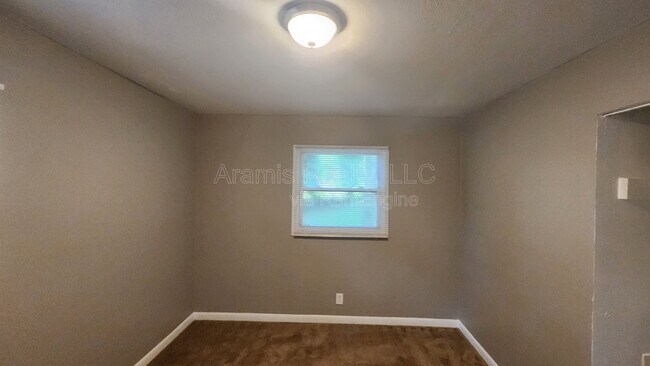 Building Photo - 305 Banberry Dr SE