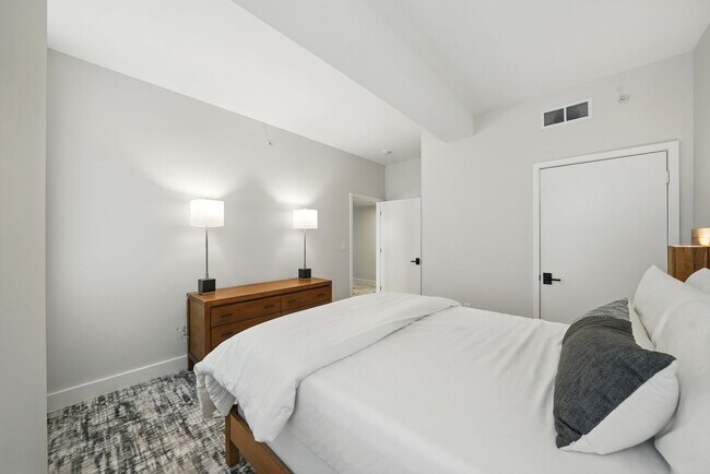 Building Photo - Upgraded Downtown Condo