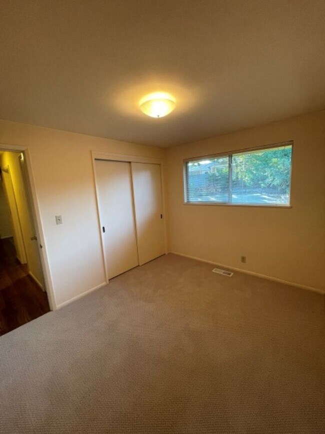 Building Photo - 3Bd/1.75Ba Shoreline House