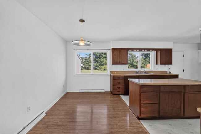 Building Photo - 2205 Country Club Dr