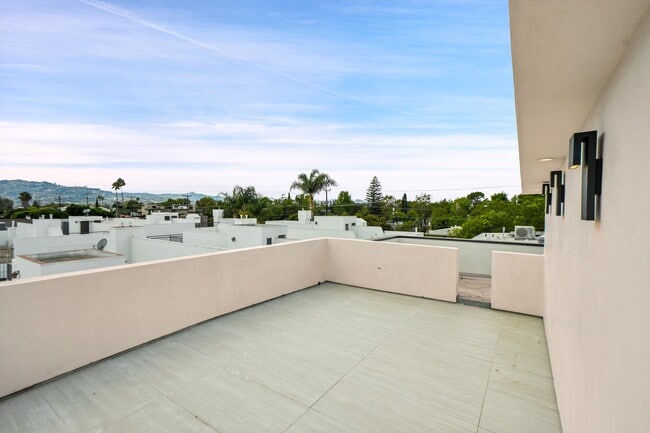 Building Photo - 5026 Cahuenga Blvd