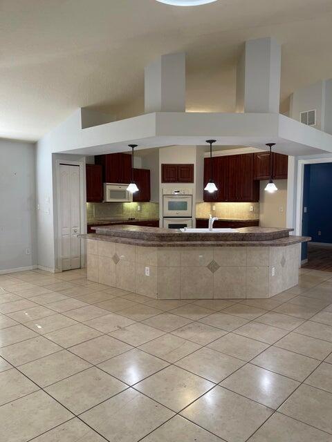 Building Photo - 2202 SW Crocus Ln