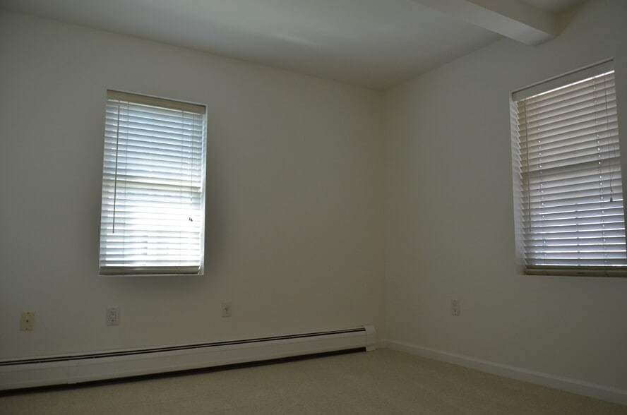 Main level bedroom - 18 Berrian Pl