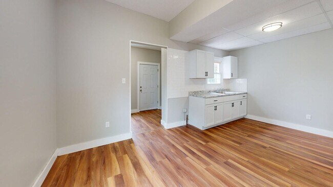 Building Photo - Madison/West Blvd neighborhood: 3 bedroom/1 bath single family home.