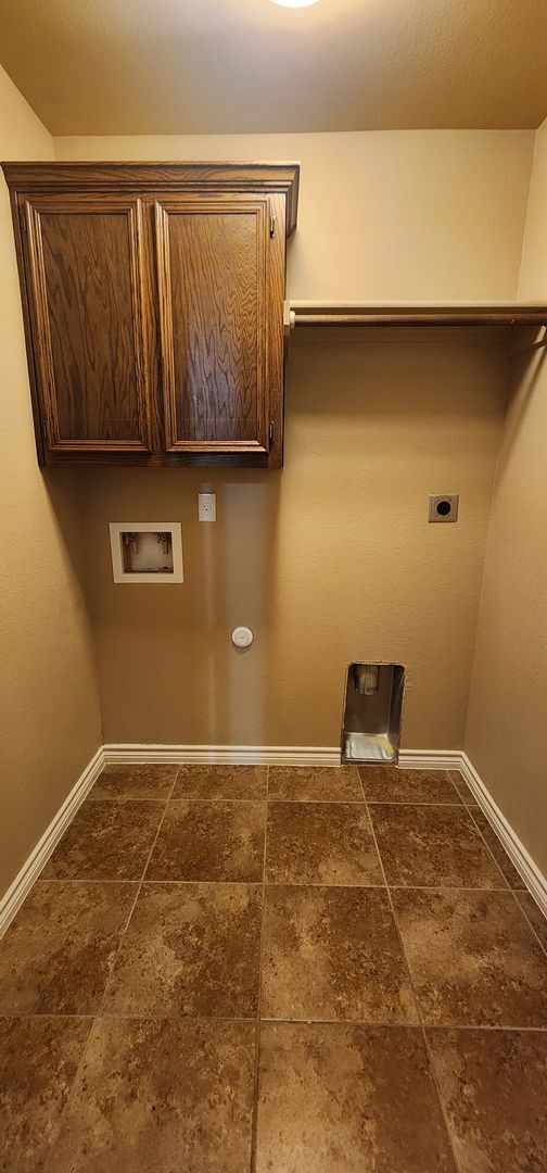 Building Photo - 2 bedroom 2 bath close to Clear Creek 8/12 move in date