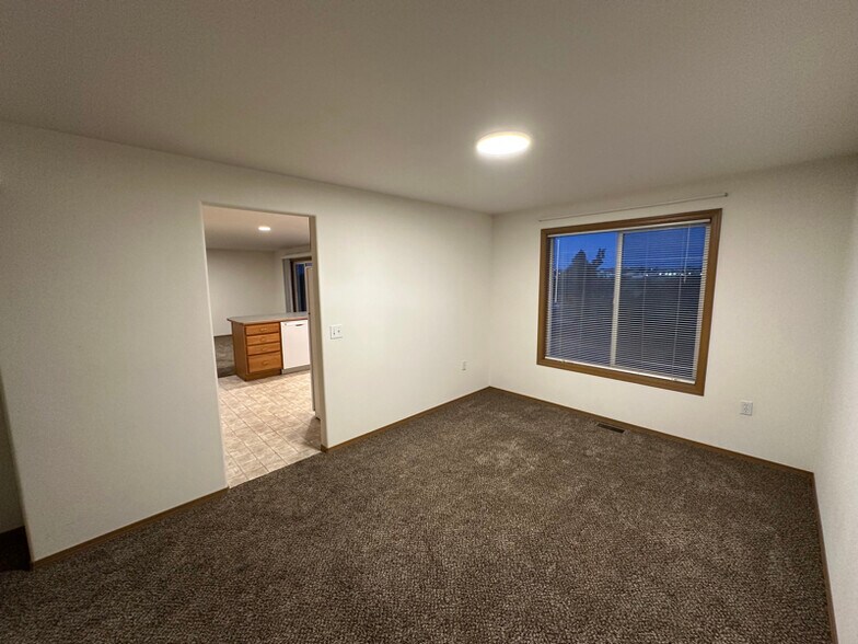 Building Photo - 1021 W Windrose Dr