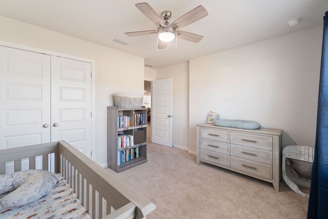 Building Photo - Gorgeous and Spacious 5/3 Home with Commun...
