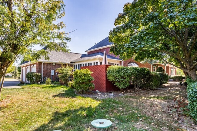 Building Photo - 9628 Summerlakes Dr