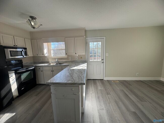 Building Photo - 9904 Willow Cove Rd SE