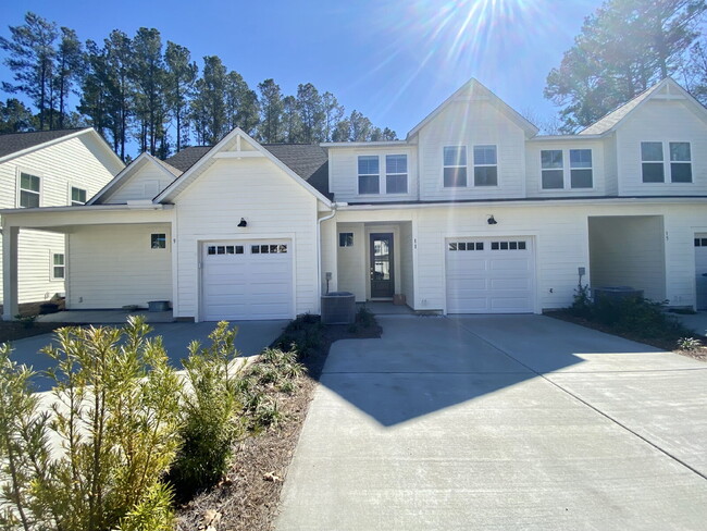 Building Photo - Three-bedroom Townhouse with a wooded view...