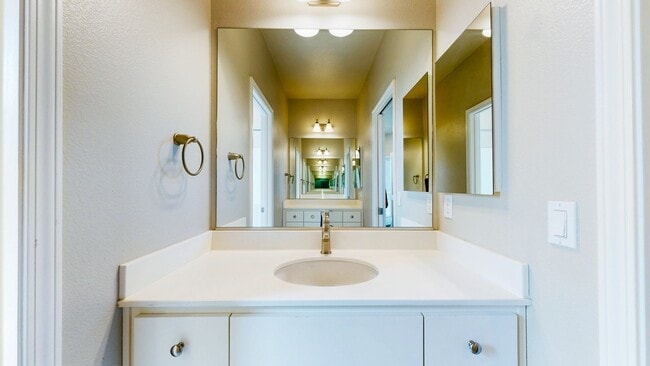 Building Photo - Rare Santa Rosa Four Bedroom house in Desi...