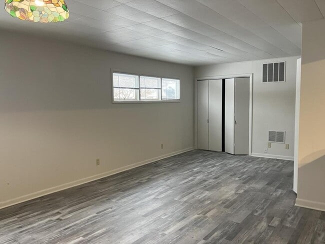 Building Photo - 2520 SW Mission Ave