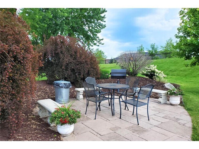 Building Photo - 3420 Golfview Dr