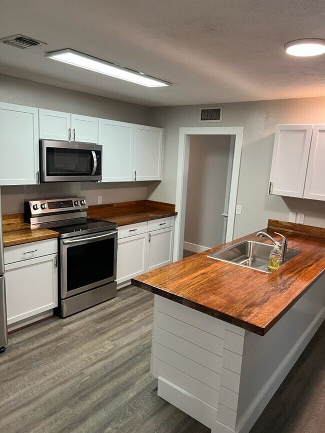 Building Photo - Gorgeous Home in the Heart Hinesville