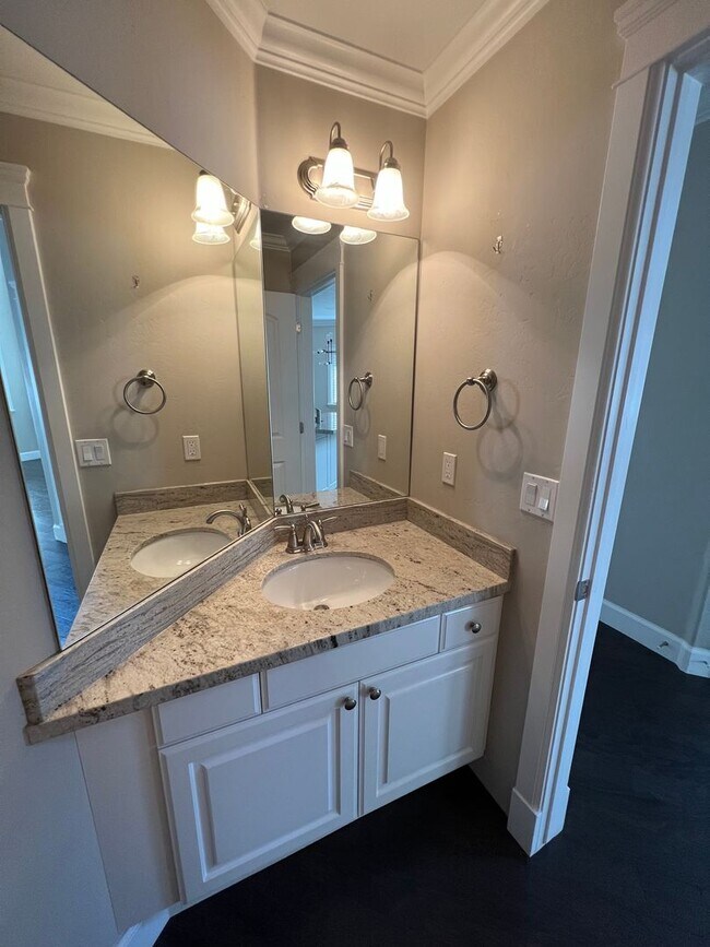 Building Photo - End-Unit Sleepy Ridge Townhome