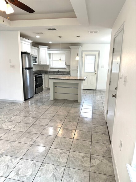 Building Photo - 325 Clemente Ave