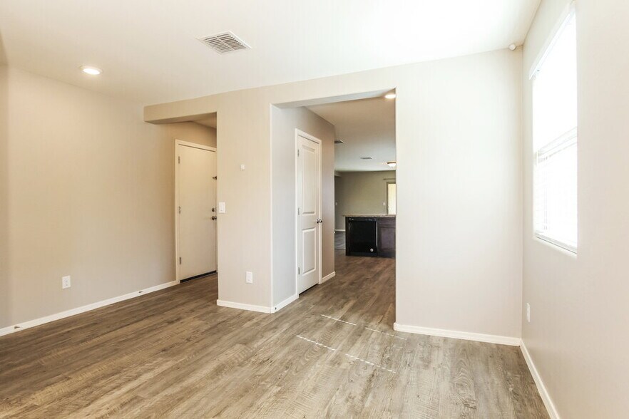 Building Photo - 25422 W Lamont Ave