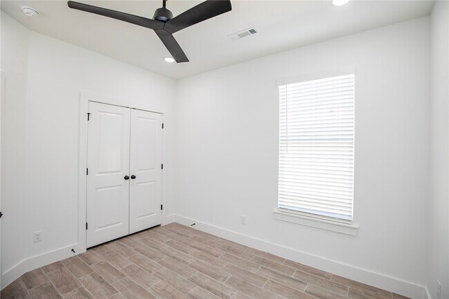 Building Photo - 4867 Farmhouse St