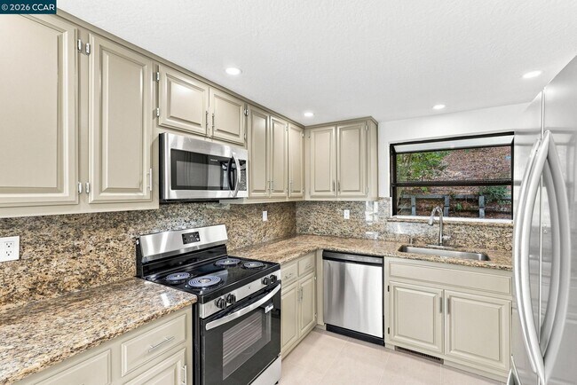 Building Photo - 900 Augusta Dr
