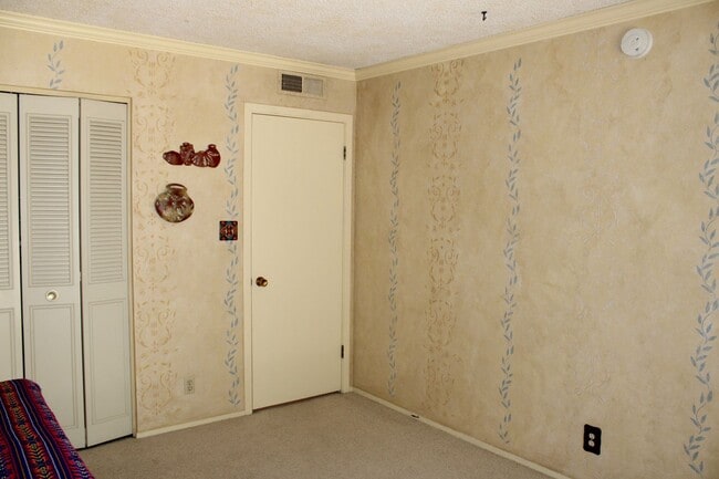 Building Photo - 400 Hartnell Pl
