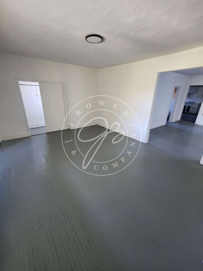 Building Photo - 2nd floor 2 bed- Spacious with full 3 seas...