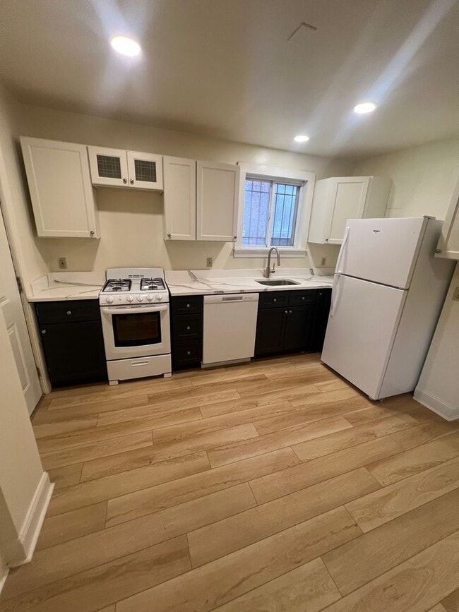 Building Photo - 5 bedrooms 2 bathrooms