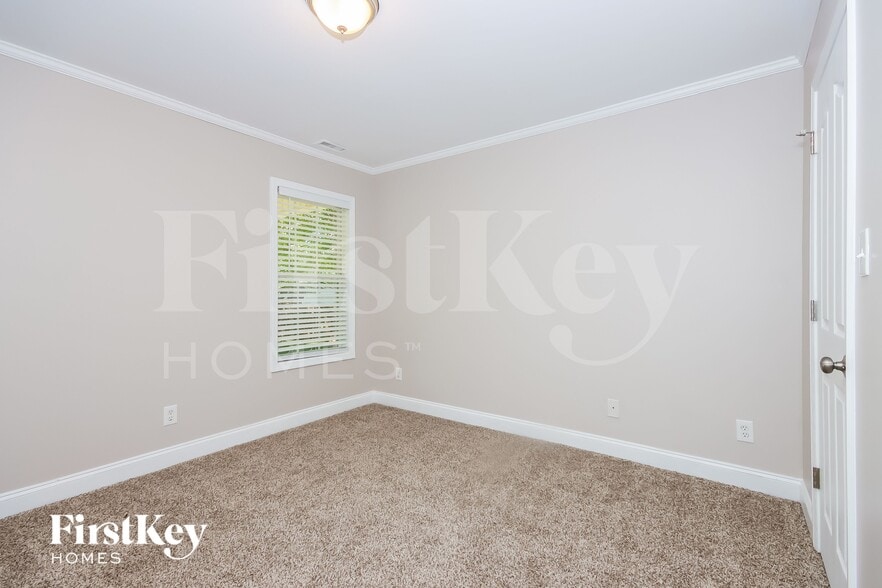 Building Photo - 645 White Oaks Rd