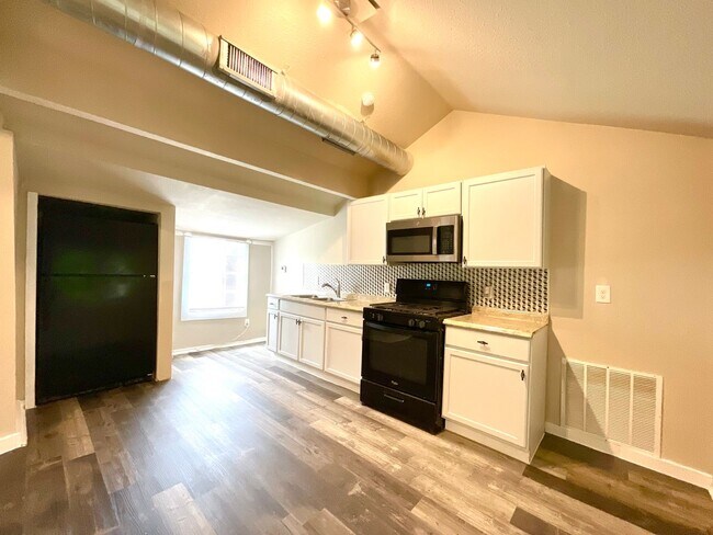 Building Photo - Spacious 2-Bedroom Home Steps from Restaur...