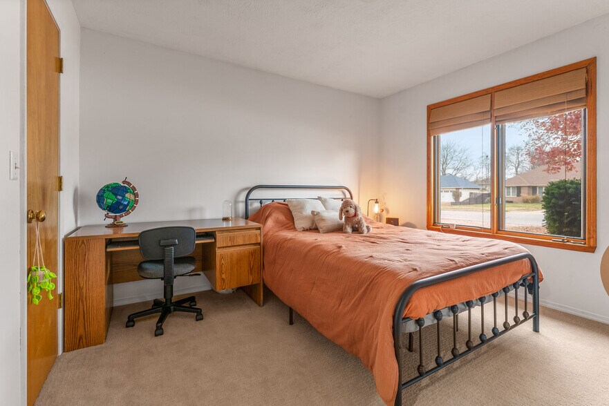 Guest room - 3668 W El Castile St