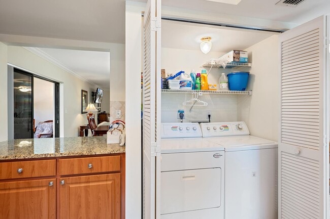 Building Photo - 803 Clubhouse Cir