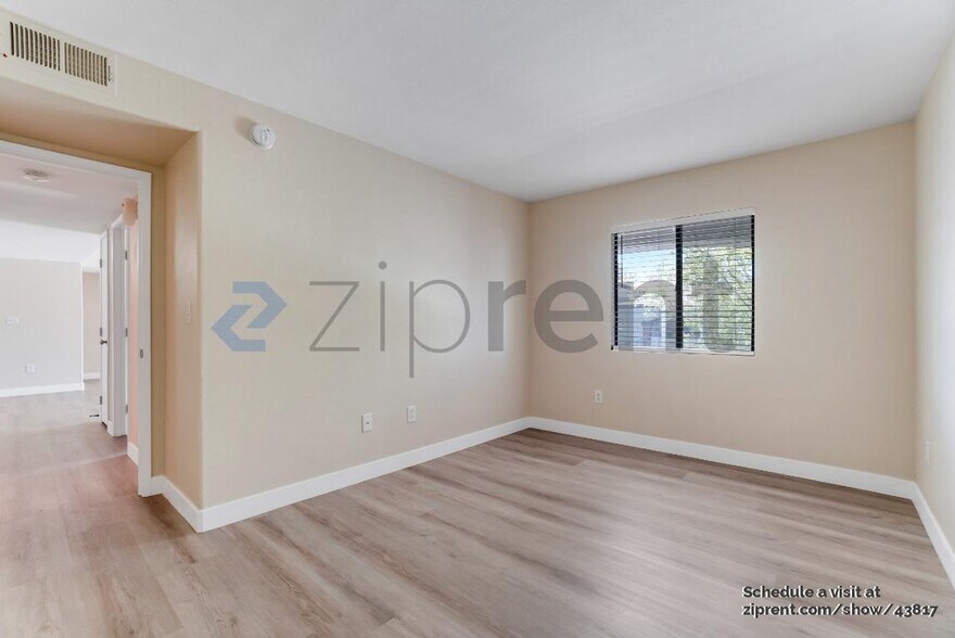 Building Photo - 950 Seven Hills Dr