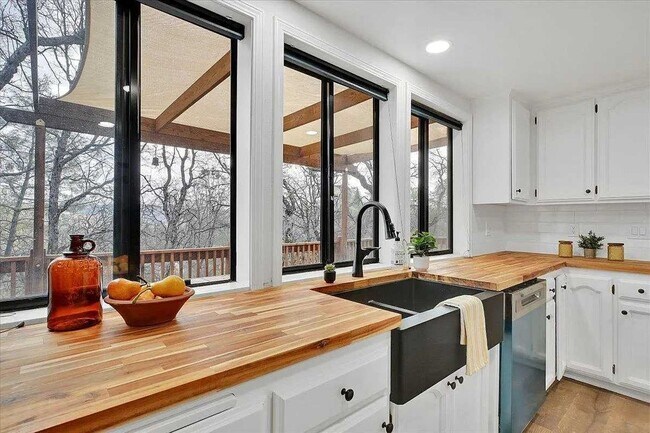 Building Photo - Large 4-bedroom Remodeled home in Lake Wildwood, Penn Valley, CA 95946