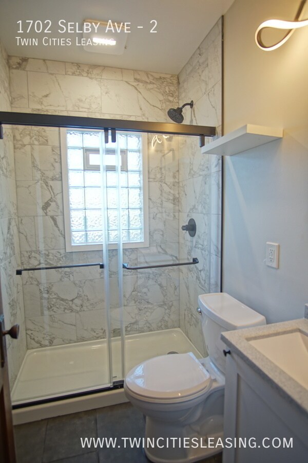 Building Photo - Newly Renovated Apartment! Fantastic Locat...