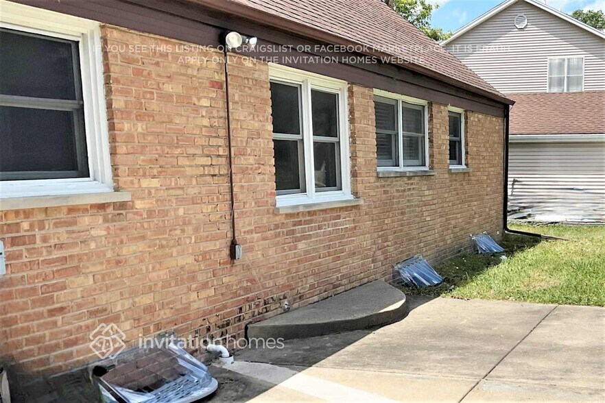 Building Photo - 4N157 7th Ave