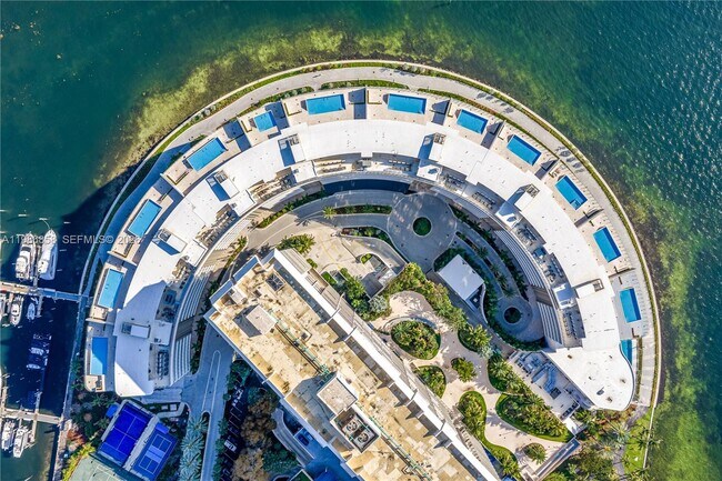 Building Photo - 5 Grove Isle Dr