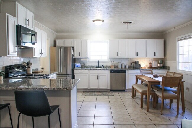 Building Photo - Large Updated Home!