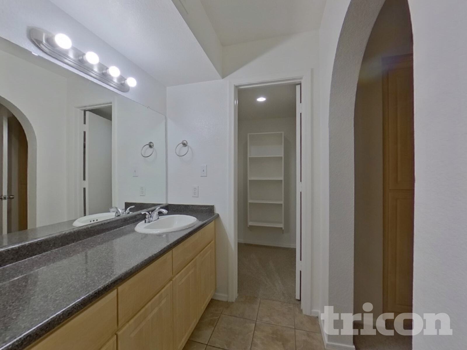 Building Photo - 1880 E Morten Ave