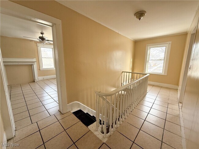 Building Photo - 153 N Sycamore St