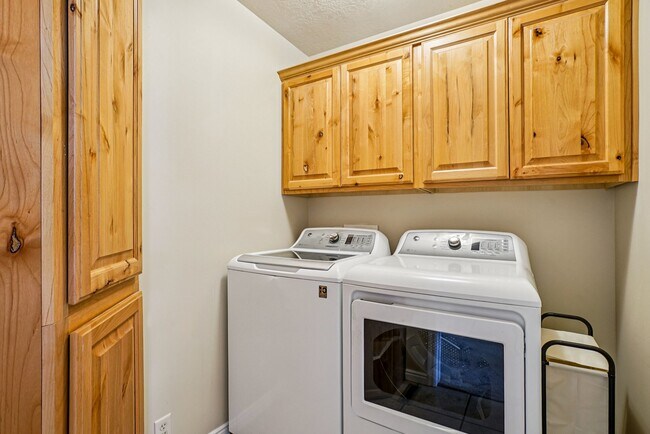 Building Photo - 340 W Wrathall Ln