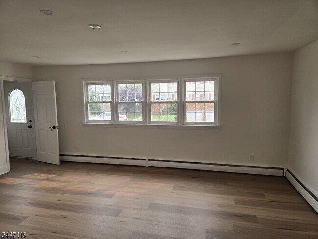 Building Photo - 832 Dewey St