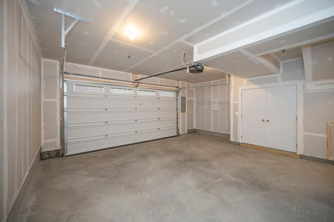 Building Photo - Close to everything!  Skyline at Embrey Mi...